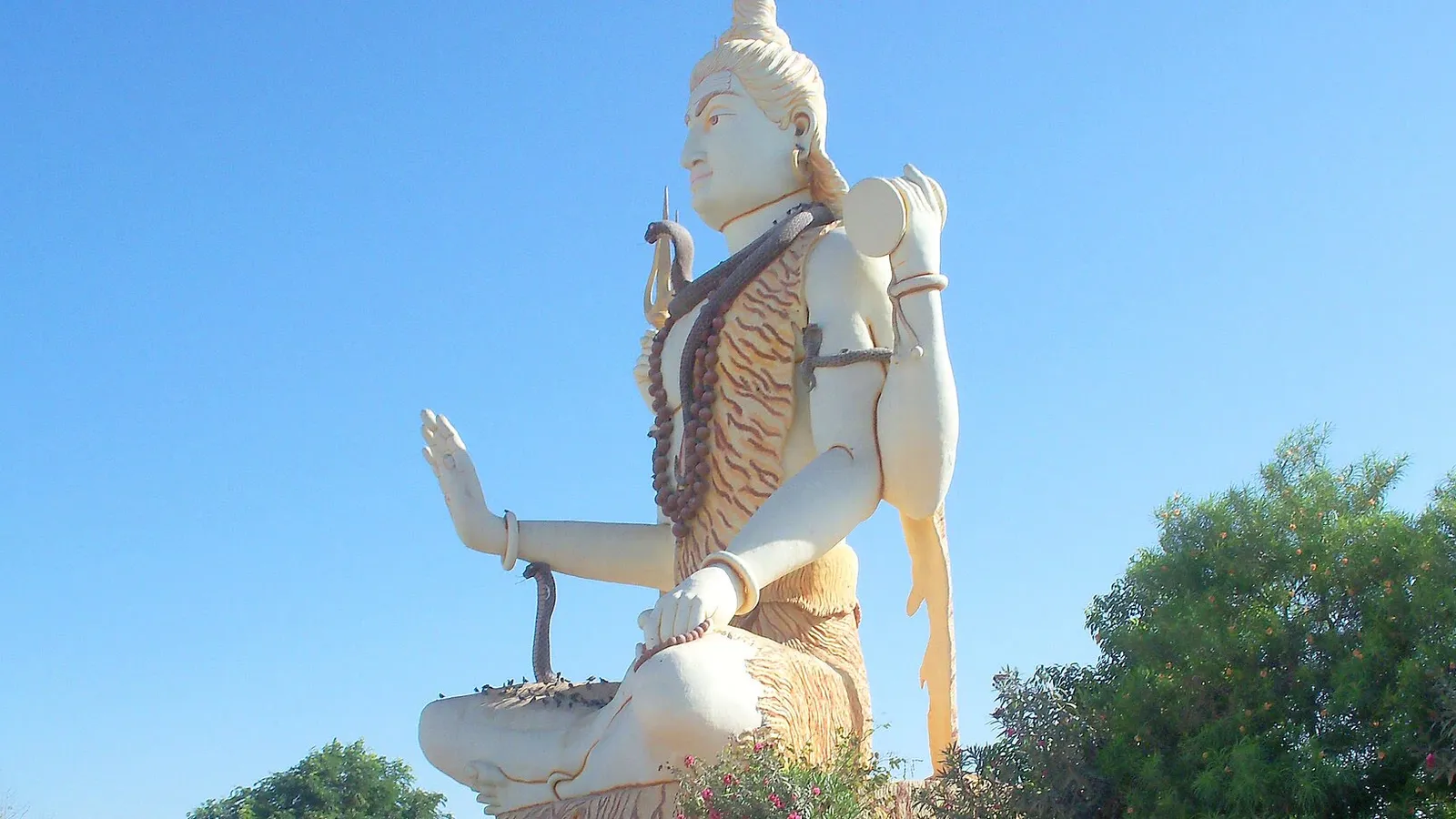The giant seated Shiva statue at the Nageshwar Jyotirlinga temple site, Dwarka
